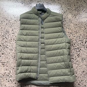 Lululemon navigation down vest size medium NWOT